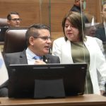 Choque entre automóvil y motocicleta deja a un hombre en estado crítico en San José