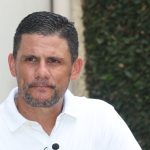 Imágenes: Un hombre crítico se interesa por un reproductor de batería de camión.