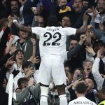El portero se asombra al ver al jugador con un intestino.