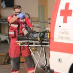Colisión entre el autobús y la motocicleta deja al hombre y a los críticos menores.