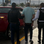 Dice Oij en el cuerpo de una pareja que está en el automóvil