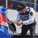 Los bomberos responden a la colisión entre el autobús y el cilindro de gasolina.