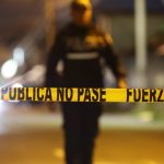 El hombre intenta cruzar la carretera y arriesga su vida si es atropellado.