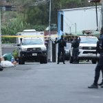 El hombre fallece en vías públicas tras ser alcanzado por 13 disparos.