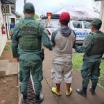 Camión vuelca y se precipita al río en Limón