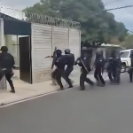 El hombre intenta cruzar la carretera y arriesga su vida si es atropellado.