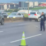 Balas de vidrio en las carreteras públicas causan un muerto y un herido.