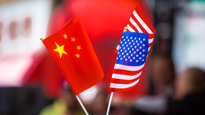 Banderas de China y EEUU.
