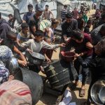 Tocan a la puerta de la casa y le disparan