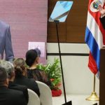 “Bland”, “lejos de la realidad” y “sin autofertilización”: Diputados cuestionan el discurso de Rodrigo Chaves repleto de videos.