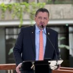 Ariel Robles, sufre de incontinencia mental prematura

 – El nacional cr