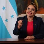 Una nueva firma morada con palabras endulzando la oreja

 – El nacional cr