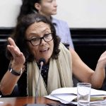 Los poliits entran en la casa y la familia de rescate y su mascota

 – El nacional cr