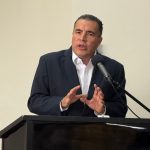Oficial cae sobre una corona grande

 – El nacional cr