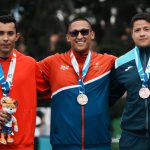 El hombre hace contacto con el cable eléctrico.

 – El nacional cr