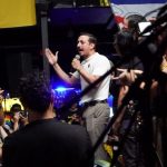El hombre está presionado después de hablar entre 2 vehículos.

 – El nacional cr