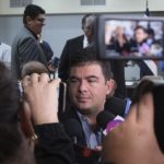 Así luce la escena del camión que cayó sobre la casa
 – El nacional cr