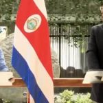 Armas y chalecos del OIJ encontrados en un canal de Turrialba

 – El nacional cr