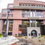 Motociclista choca contra objeto y queda debajo de camión de bomberos

 – El nacional cr