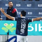 Mujer intenta levantar el celular, cae en la calle y es atropellada y muere

 – El nacional cr