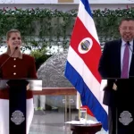 Joven motociclista patina, choca contra camión y muere

 – El nacional cr