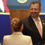 Encuentran cuerpo en estado de descomposición a un lado de la carretera

 – El nacional cr